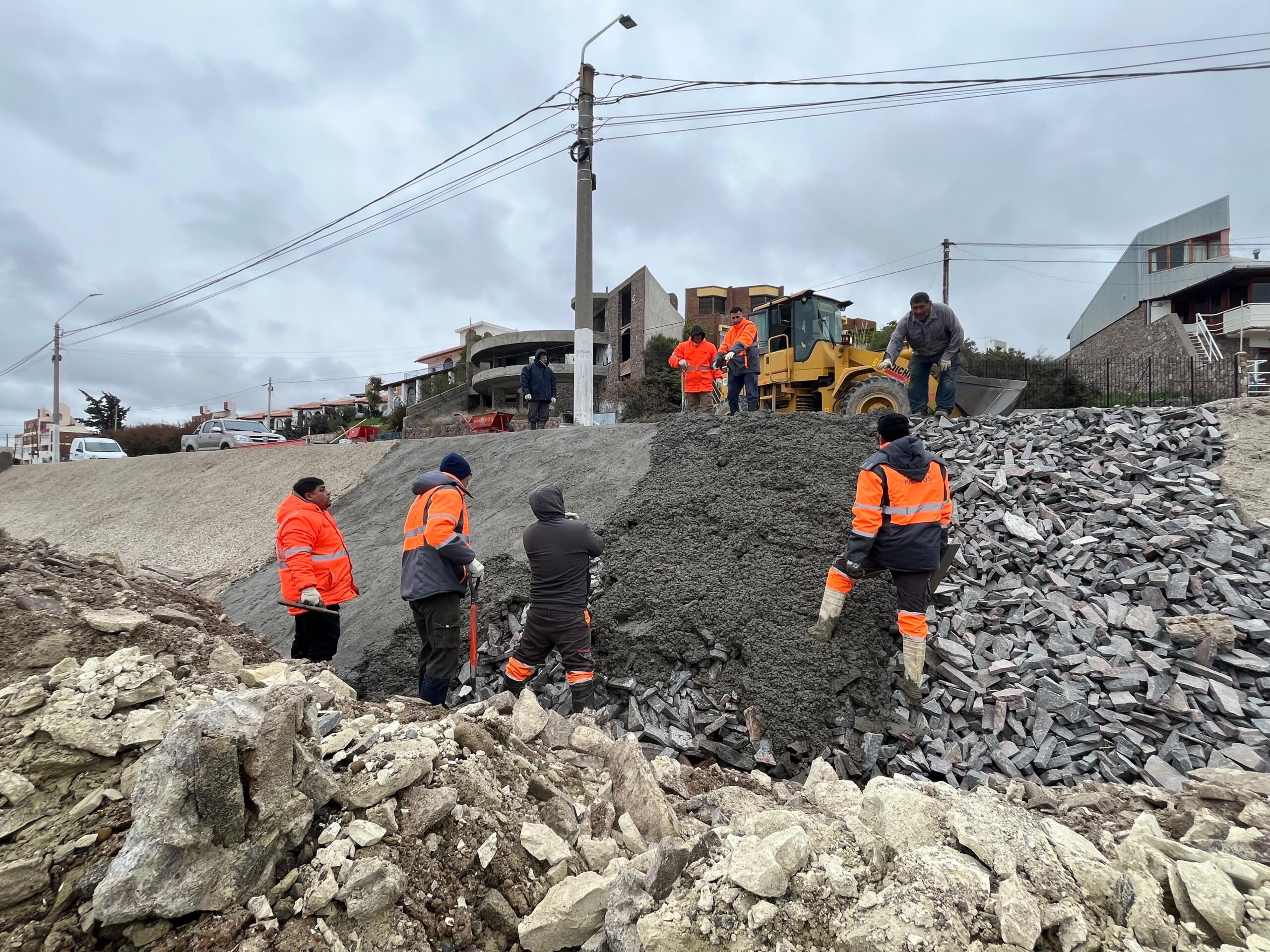 Madryn avanza con la refacción integral del muro de contención en la costanera