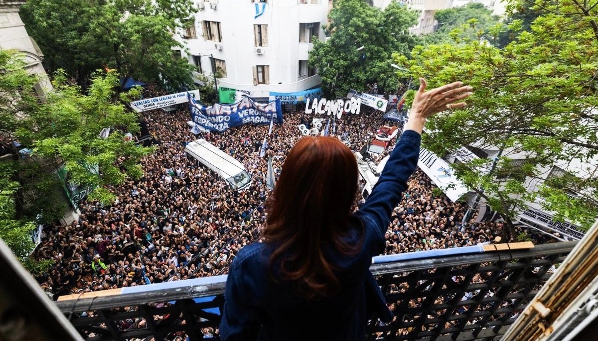 Día de la Lealtad: la militancia se reunió en la puerta de Cristina para conmemorar y mostrar su apoyo