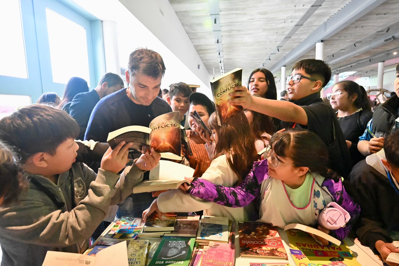 Inauguró la Feria Municipal del Libro en Trelew: Torres destacó el valor de la literatura y los indicadores de alfabetización en Chubut