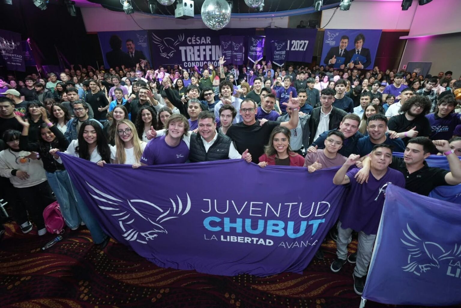 Treffinger ratificó su intención de ir por la Gobernación de Chubut y toma distancia de Ignacio Torres Noticias 25 DE octubre DE 2026  COMPARTÍ ESTE CONTENIDO     El diputado nacional y presidente de La Libertad Avanza en Chubut encabezó el Congreso de la Juventud del espacio en Comodoro Rivadavia, con la mira puesta en las elecciones de 2027. Su proyección provincial vuelve a poner en discusión las versiones sobre una eventual confluencia con el espacio de Ignacio Torres y abre interrogantes sobre un escenario electoral fragmentado.  César Treffinger, diputado nacional y presidente de La Libertad Avanza en Chubut, ratificó su proyección política de cara a las elecciones de 2027 durante el Congreso de la Juventud del espacio realizado el sábado 24 de octubre en Comodoro Rivadavia. El encuentro reunió a jóvenes y referentes de distintos puntos de la provincia y tuvo entre sus objetivos fortalecer la estructura territorial libertaria, impulsar la reelección de Javier Milei y preparar al espacio para competir en los distintos niveles electorales. En ese marco, la apuesta de Treffinger por la Gobernación chubutense vuelve a ubicarlo como uno de los actores centrales del armado político provincial.  La proyección del dirigente libertario introduce interrogantes sobre las versiones que señalaban una posible confluencia electoral entre La Libertad Avanza y el espacio político del gobernador Ignacio Torres. En esa eventual articulación se especulaba con un acercamiento entre el oficialismo provincial, vinculado al PRO y al radicalismo, y el partido que conduce Treffinger en Chubut. Sin embargo, la posibilidad de que La Libertad Avanza impulse una candidatura propia para la Gobernación plantea un escenario diferente y deja abierta la disputa por el electorado que respalda al Gobierno nacional y a las fuerzas que integran el actual oficialismo provincial.  De cara a 2027, Chubut podría encaminarse hacia una competencia electoral con tres tercios o incluso una mayor fragmentación, dependiendo de cómo se ordenen las distintas fuerzas políticas y de la eventual conformación de alianzas. Con un padrón provincial de alrededor de 660.000 electores, la definición de candidaturas, acuerdos y estrategias territoriales será determinante para configurar el escenario. La Libertad Avanza, el espacio de Torres y las distintas expresiones del peronismo aparecen como protagonistas de una disputa en la que todavía resta conocer cómo se resolverán las candidaturas y qué alianzas terminarán consolidándose.  El Congreso de la Juventud funcionó, además, como una instancia de organización política para el espacio libertario. Con la participación de Rocío Gómez, Iñaki Gutiérrez y Eugenia Rolón, junto a Treffinger y la diputada nacional Maira Frías, la convocatoria reunió a jóvenes de la cordillera, el valle y la zona sur. La actividad buscó consolidar equipos y ampliar la presencia territorial de La Libertad Avanza, en un contexto en el que el partido no solo proyecta acompañar la continuidad de Milei en la Presidencia, sino también disputar espacios de poder en Chubut.  La eventual candidatura de Treffinger a la Gobernación agrega así un componente relevante al tablero político provincial. Si La Libertad Avanza decide competir con una propuesta propia y no confluir electoralmente con el espacio de Ignacio Torres, la elección de 2027 podría desarrollarse con varios polos en disputa. No obstante, la configuración definitiva dependerá de las decisiones partidarias, las candidaturas que se oficialicen y los acuerdos que se alcancen en los próximos meses.