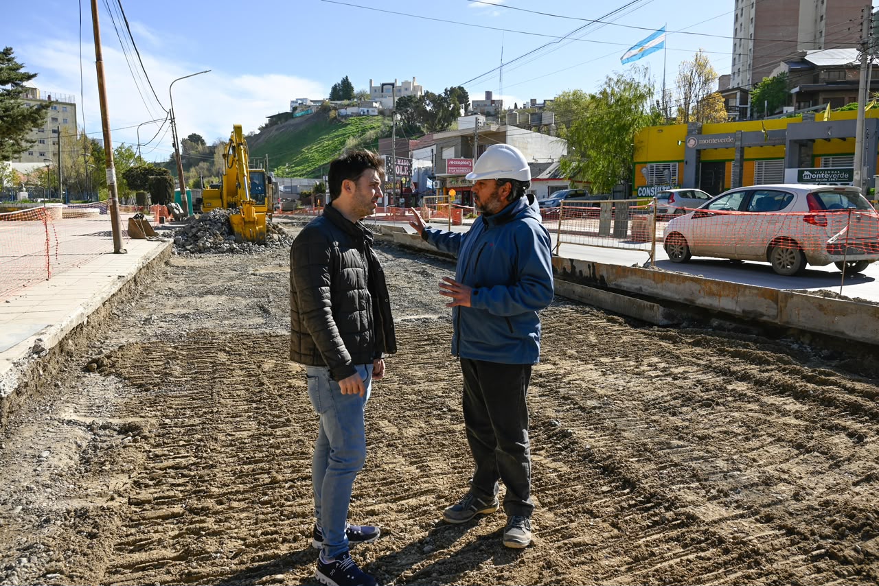 Continúa a buen ritmo el enrocado del Cerro Chenque: Torres recorrió la obra