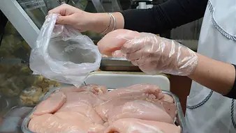 Crisis: el consumo de pollo superó al de carne vacuna por primera vez en la historia