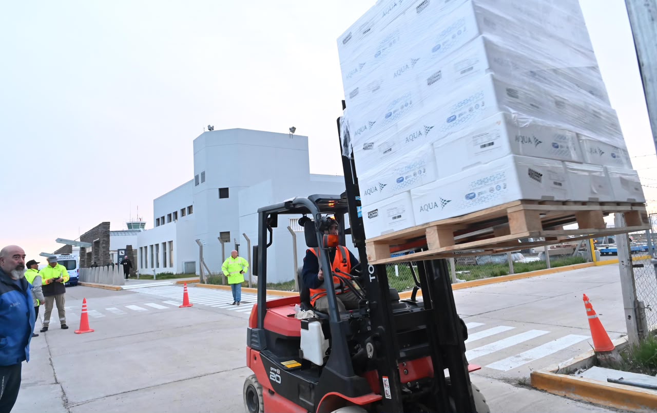 Trelew concretó la primera exportación de salmón vía aérea y fortalece su perfil logístico 