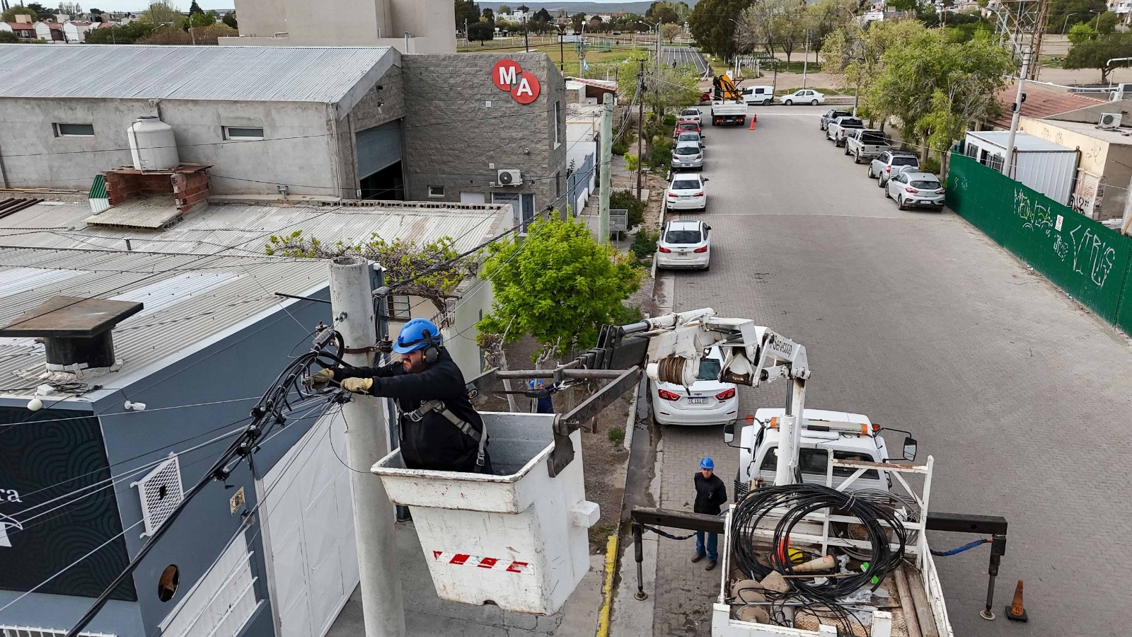 Modernización del tendido eléctrico en Madryn: Servicoop instaló nuevas redes de energía sobre la calle Gobernador Maíz