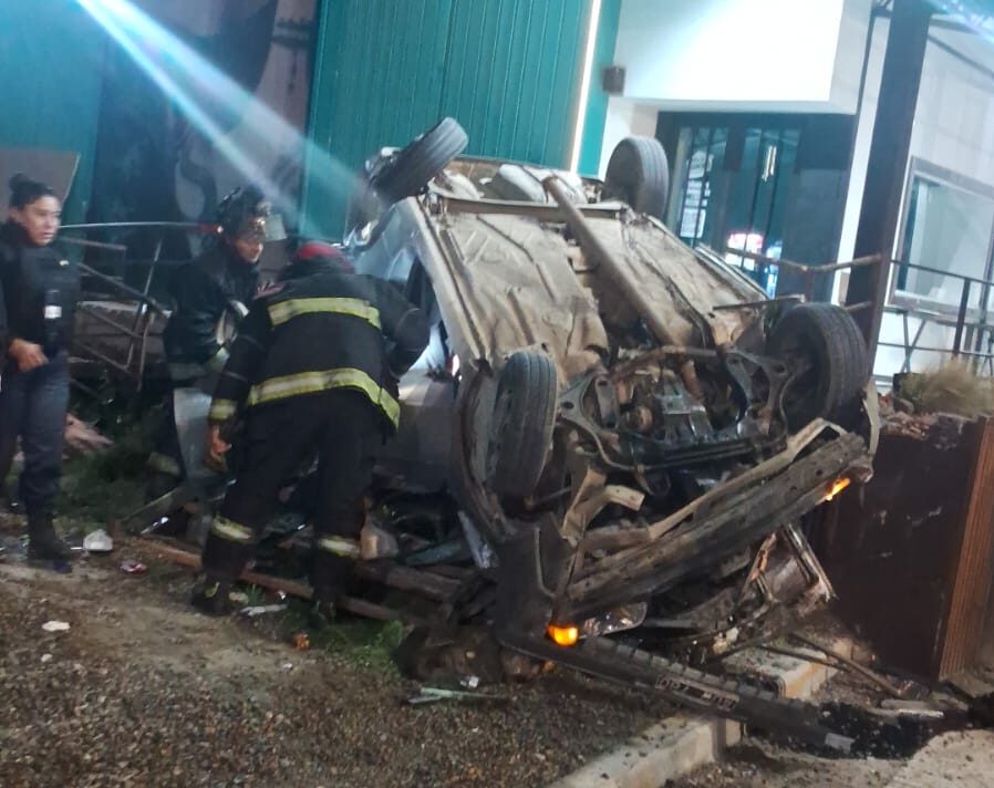 Vuelco fatal en Comodoro: investigan una posible «picada» antes de la muerte del adolescente