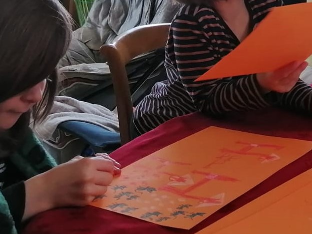 Enfant qui dessine une planche de kamishibaï