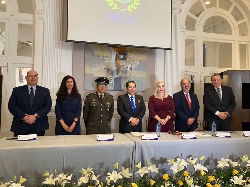 En el presídium de izquierda a derecha: Dr.Amado Villarreal González, Director General del Clúster Energético de Nuevo León; Ing. Clelia Hernández Orta, Directora de Industria Nuevo León 4.0; Fidel Soto Sánchez, Teniente Coronel de Caballería Comandante del Tercer Cuerpo de Caballería de Defensas Rurales de las Fuerzas de Caballería; Ing. Juan Ángel Montalvo Nava, Presidente del CIMENL, AC; QCB Rosa María Vázquez Alemán, Presidenta de la Federación de Colegios Profesionales del Estado de Nuevo León, AC; Ing. Odón de Buen Rodríguez, Director General de la CONUEE; Ing. Andrés Jesús Torruco Ruiz, Coordinador de Producción de EPS CFE Generación IV. Ver menos