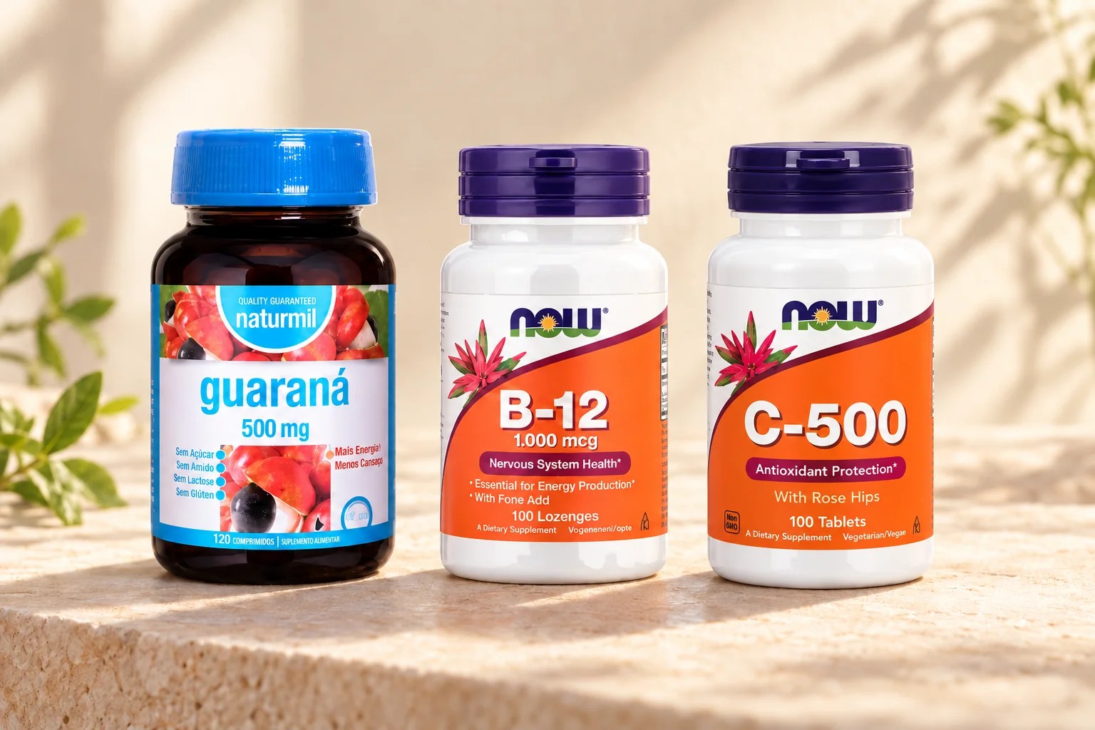 Guaraná 500 mg, Vitamina B12 + Ácido Fólico, Vitamina C 500 Rose Hips — produtos reunidos num cenário de tons naturais