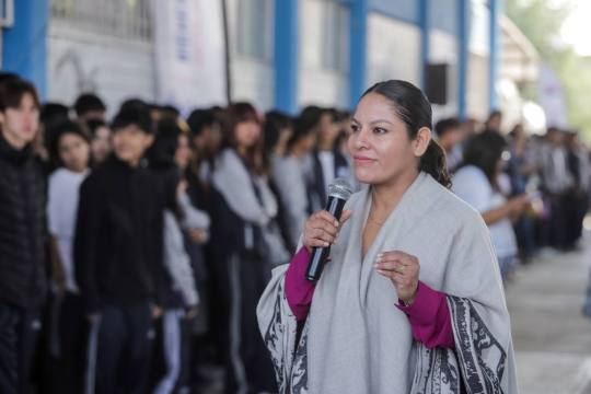 Lupita Cuautle reconoce a estudiantes destacados y promueve talleres educativos y preventivos en el bachillerato Blandina Torres de Marín.