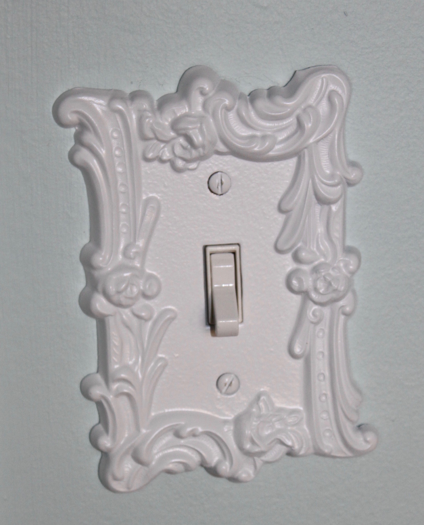 AFTER: Spray painted switch plate