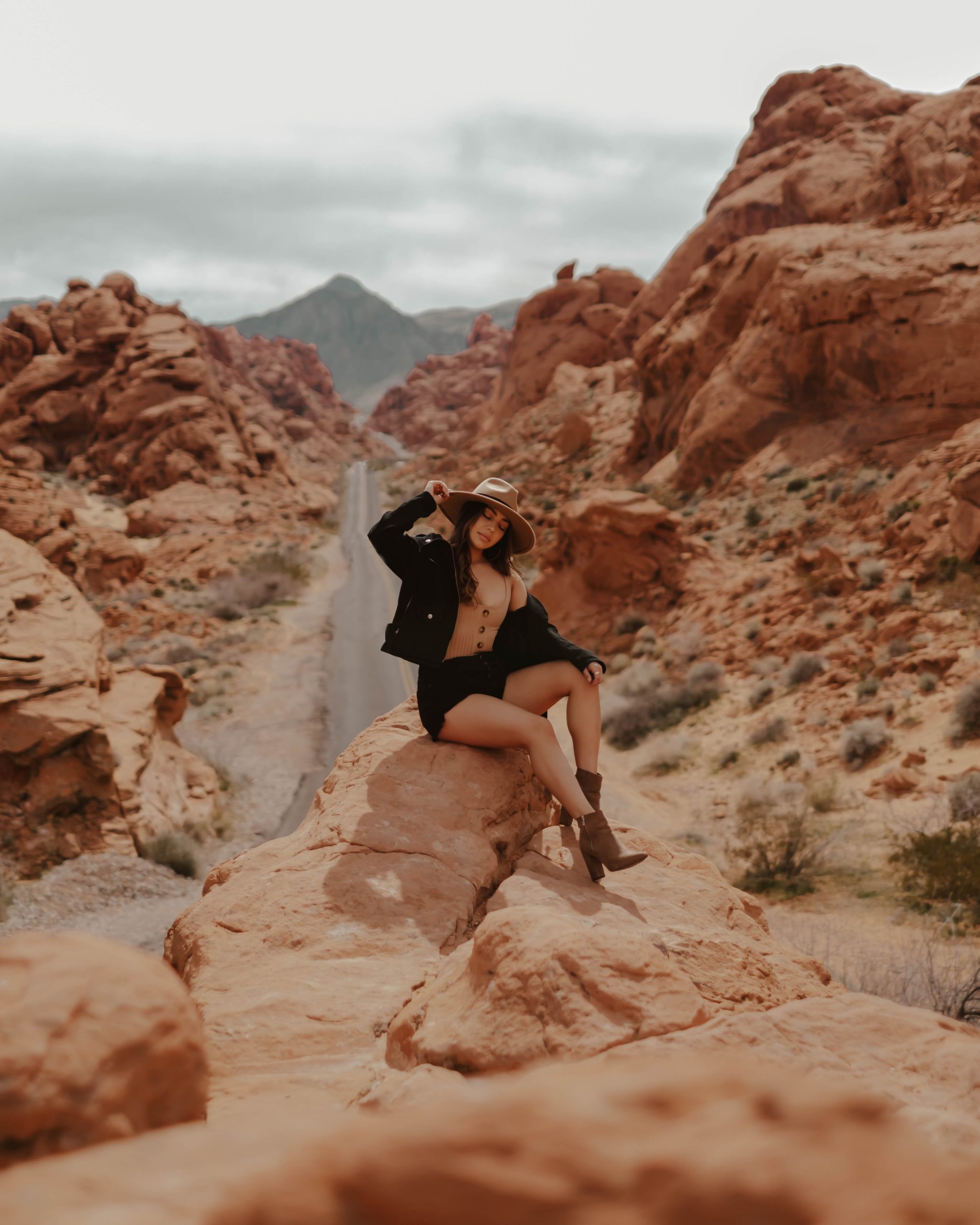 Valley of Fire, Nevada photography and outfit ideas - Nevada & Arizona road trip guide and itinerary