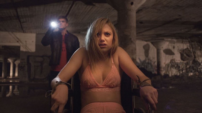 IT FOLLOWS: Una película de miedo para aquellos a los que les dan miedo las películas de terror.