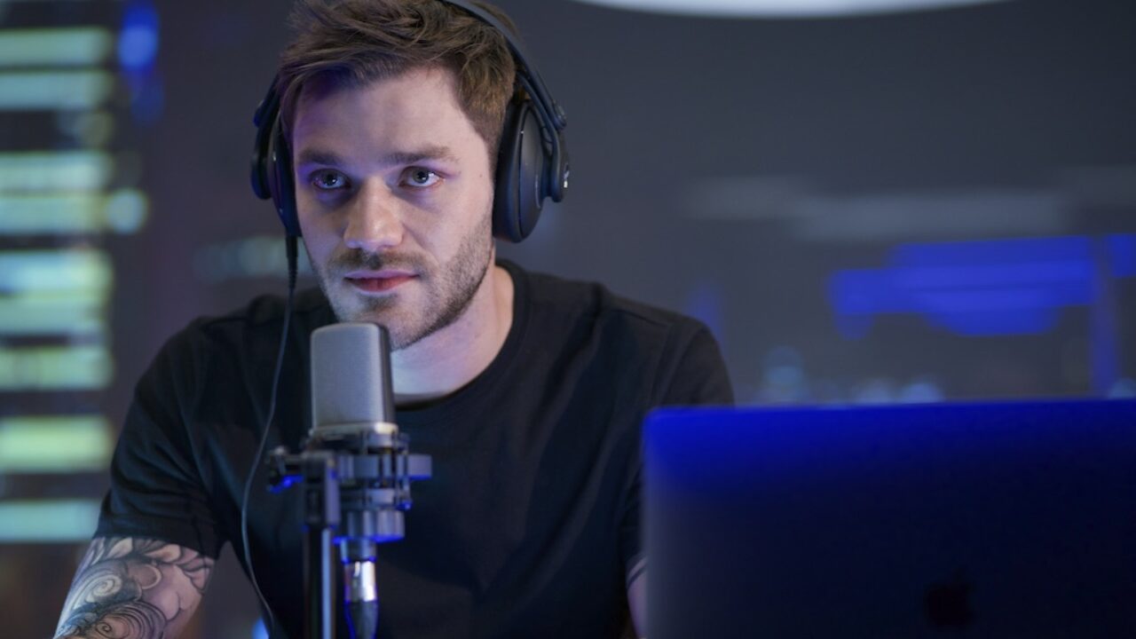 Il talento del calabrone. Leggi la recensione di cinemando del film con Sergio Castellitto, Lorenzo Richelmy e Anna Foglietta.