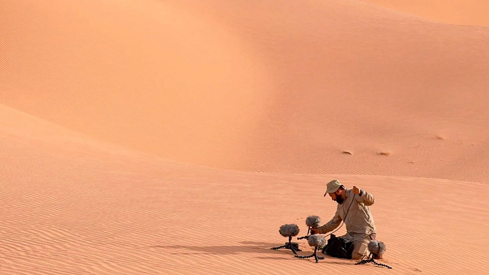 Equipo registrando sonidos en un paisaje desértico
