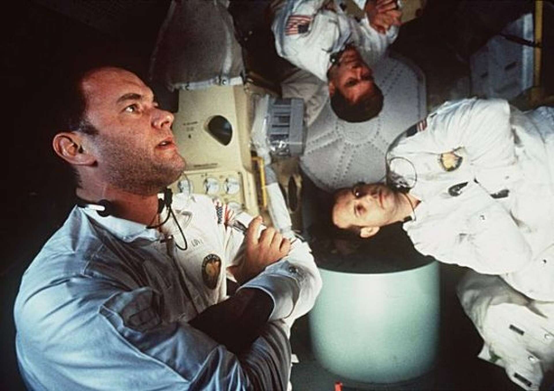 Tom Hanks, Kevin Bacon y Bill Paxton flotando dentro del módulo de Apollo 13