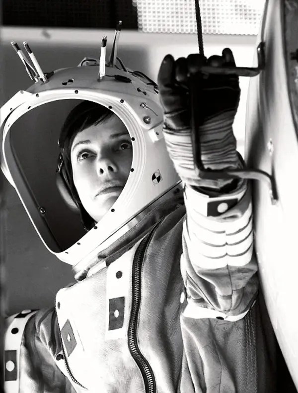 Sandra Bullock con casco y equipo de captura dentro de la Light Box.