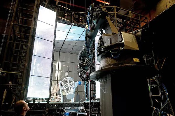 Estructura de paneles, cámara robótica y equipo durante el rodaje de Gravity.