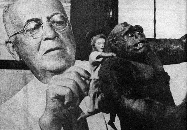 Willis O'Brien manipulando un pequeño modelo articulado de King Kong.