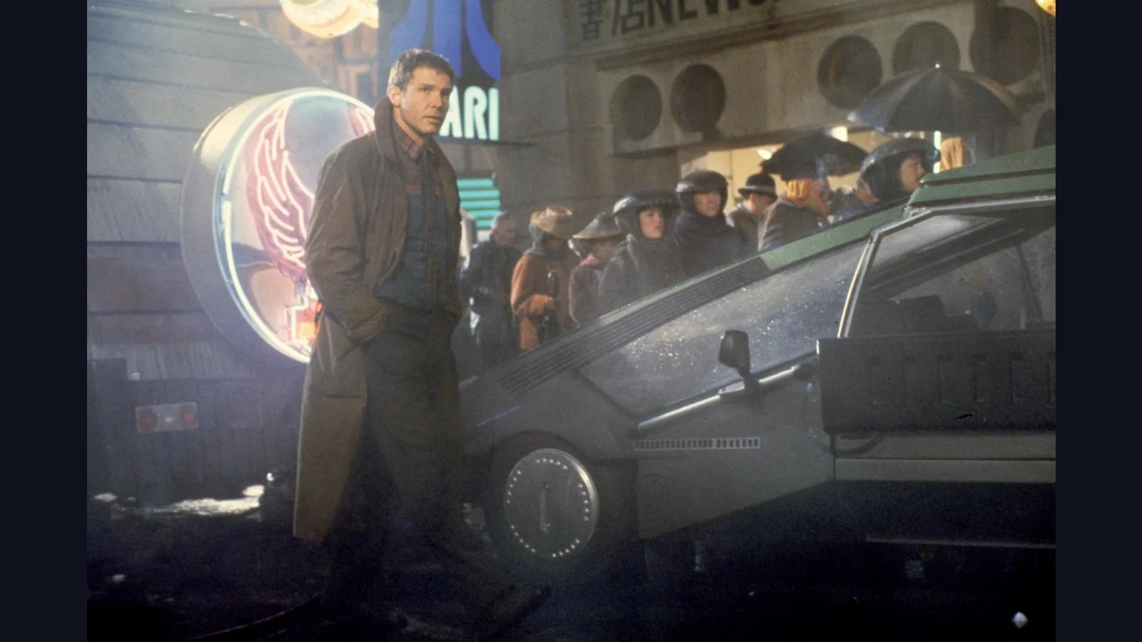 Rick Deckard entre calles y anuncios de Blade Runner