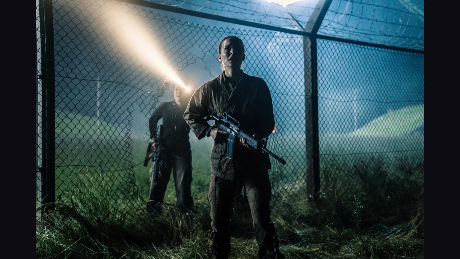 Lena y otra integrante del equipo junto a una cerca en Annihilation