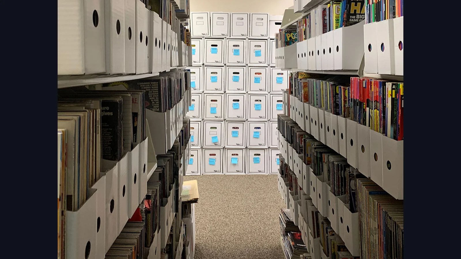 Estanterías con cajas y revistas del archivo de la Video Game History Foundation