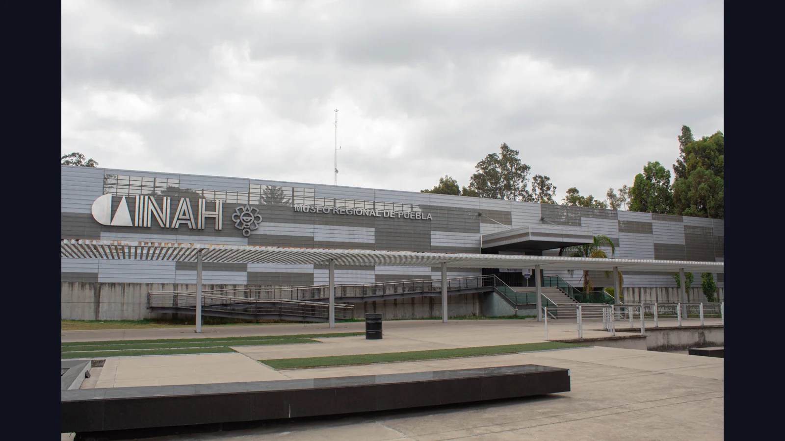 Fachada y explanada del Museo Regional de Puebla
