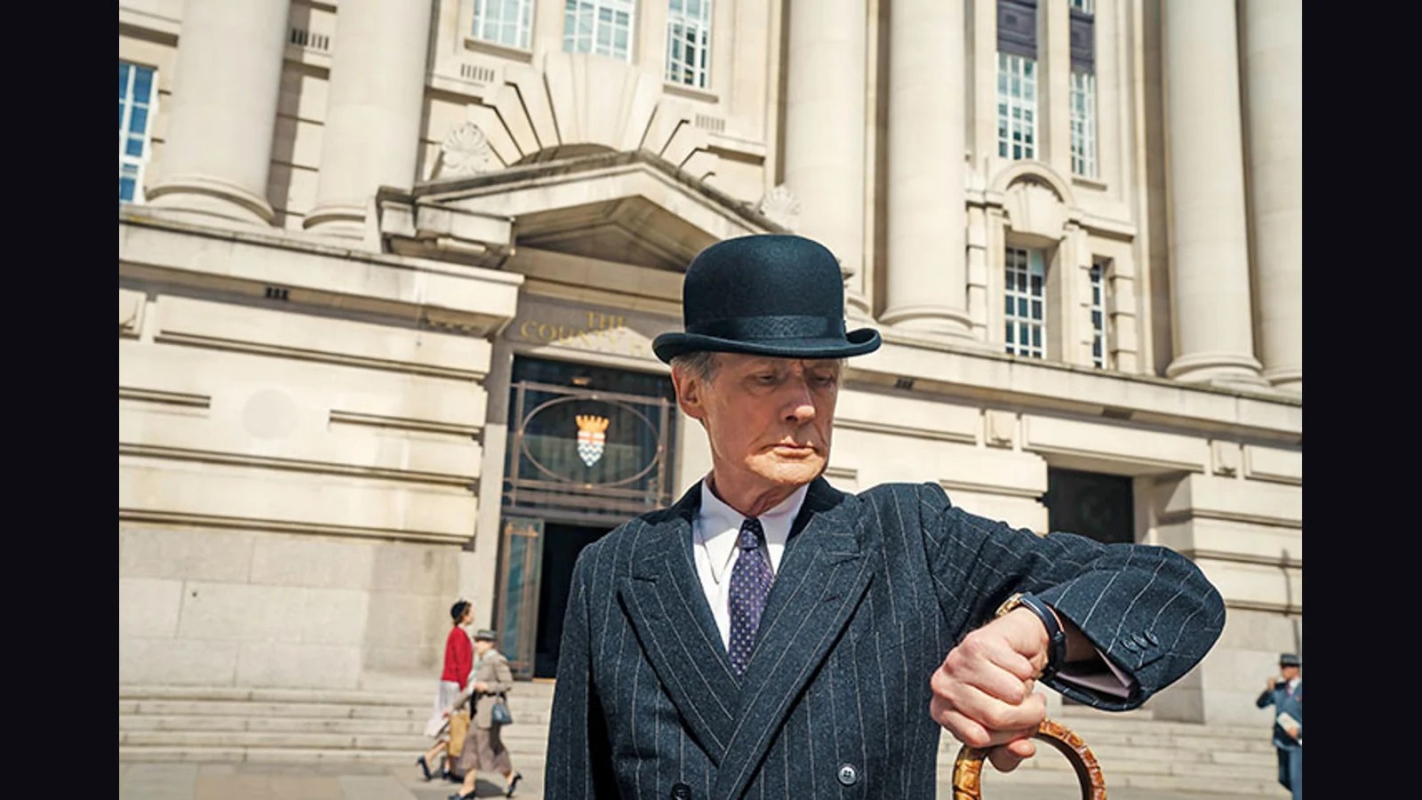 Bill Nighy como Williams en una fotografía oficial de Living