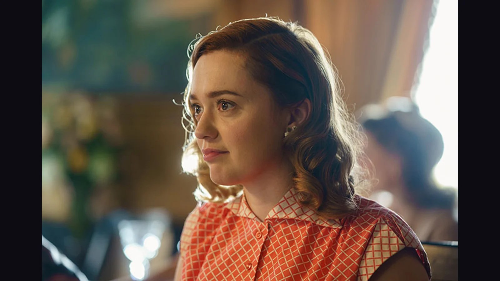 Aimee Lou Wood como Margaret en una fotografía oficial de Living