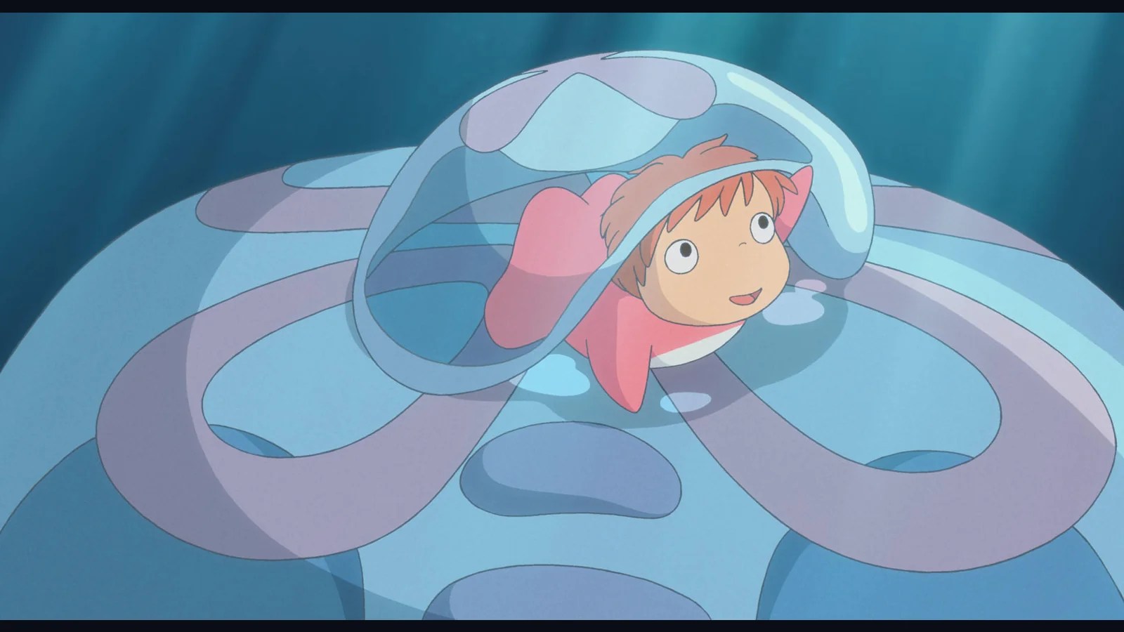 Ponyo sostiene una medusa en un fotograma de Studio Ghibli