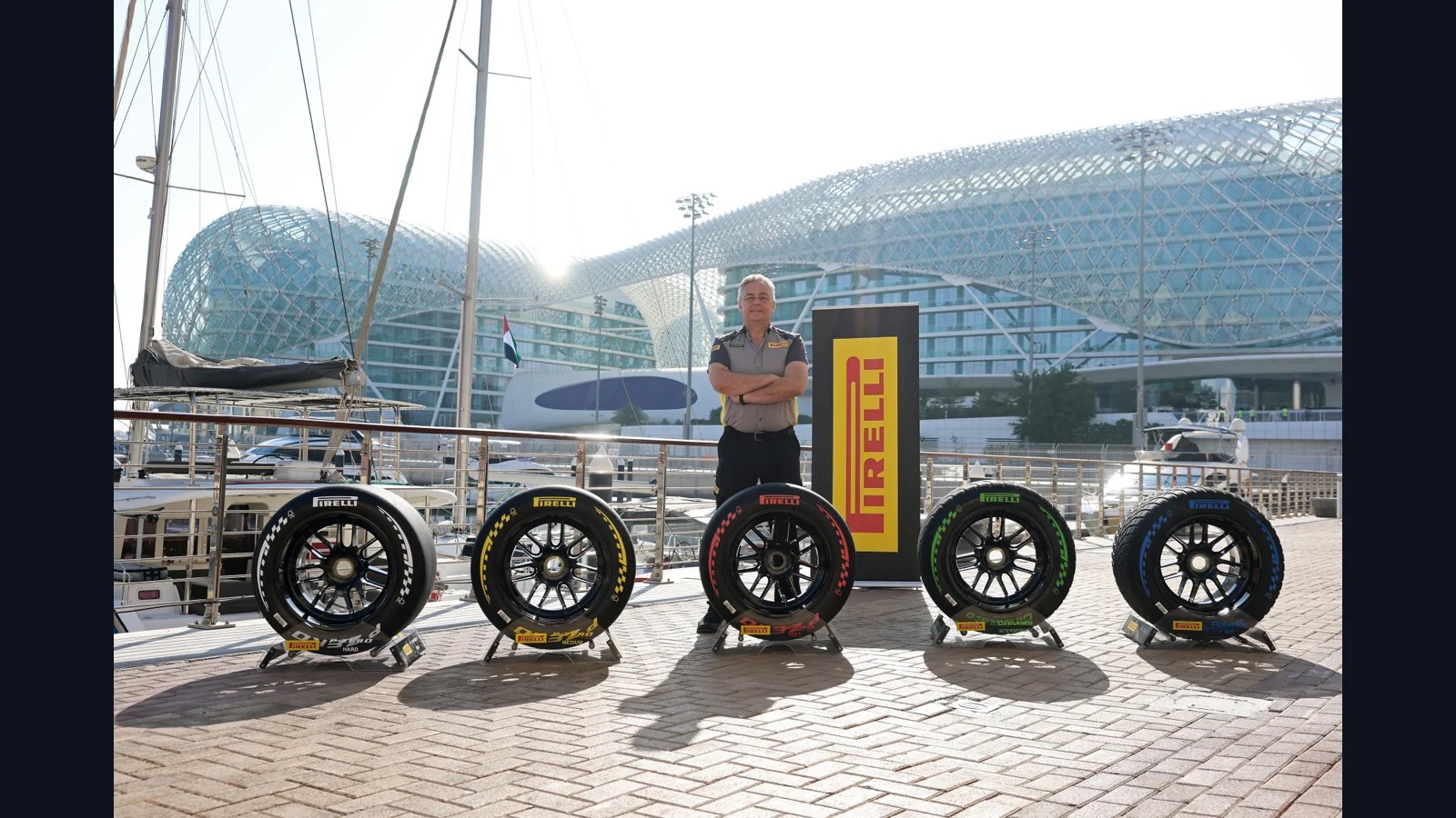 Mario Isola con la gama de neumáticos Pirelli 2026 en Yas Marina