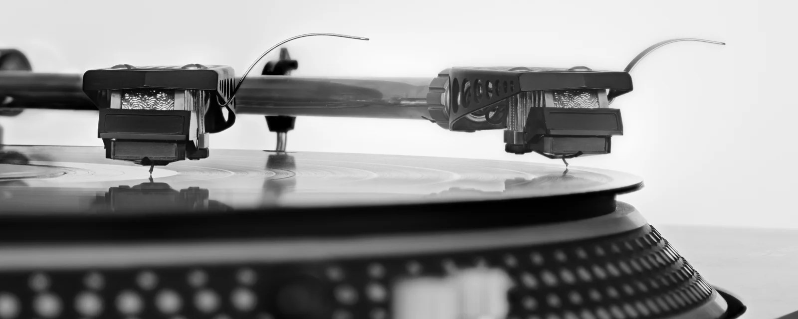 Montaje fotográfico de dos agujas sobre un disco de vinilo.