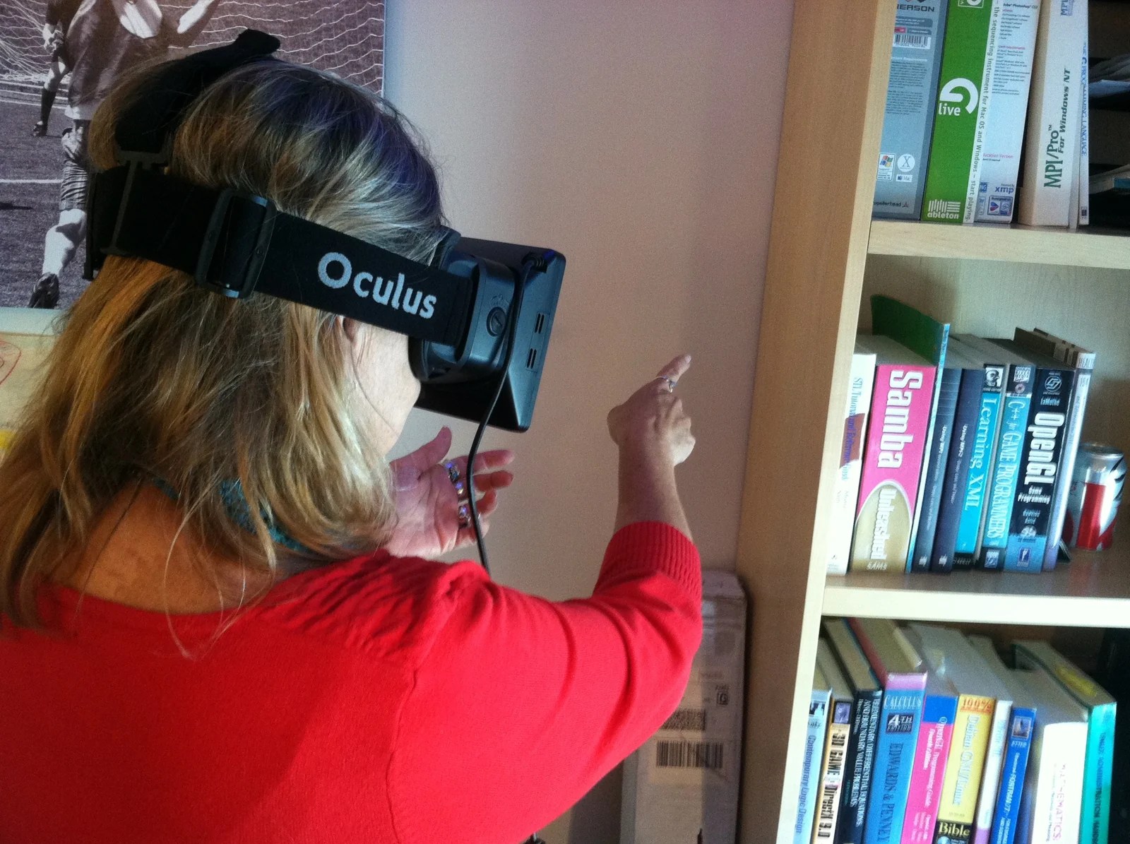 Persona utilizando un Oculus Rift de desarrollo en 2013.