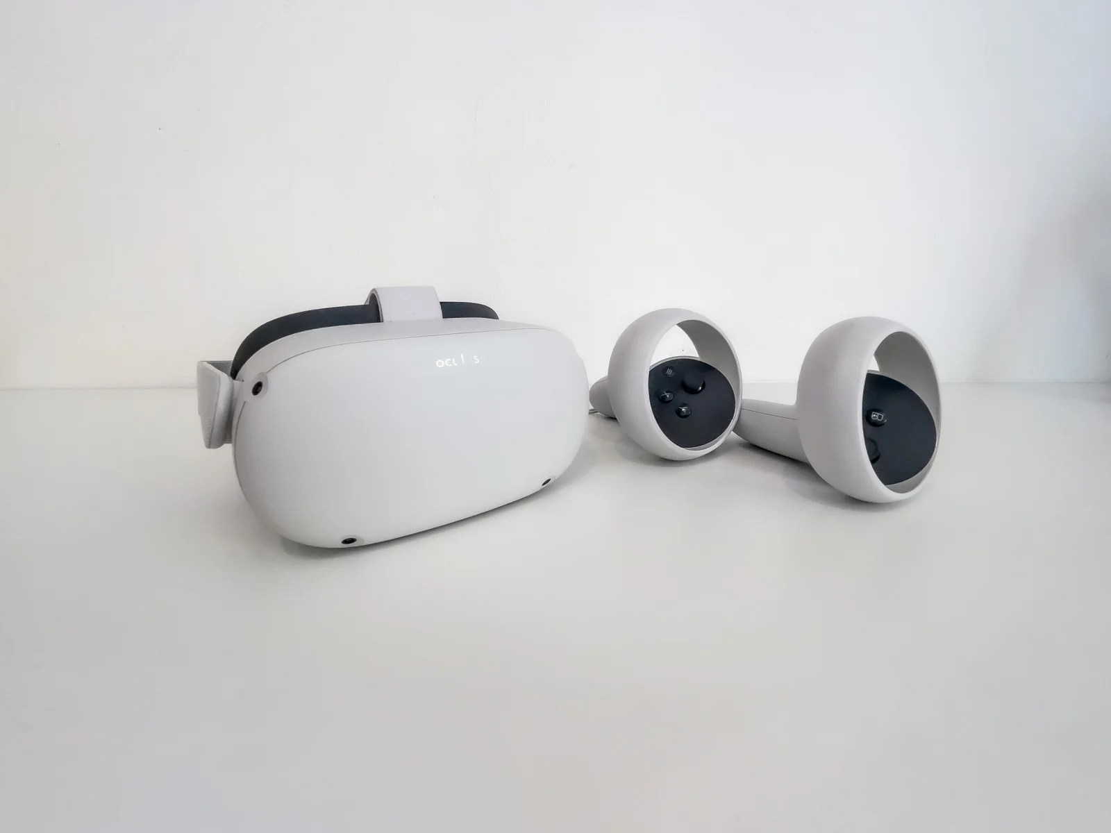 Visor Meta Quest 2 y sus controles sobre una mesa.