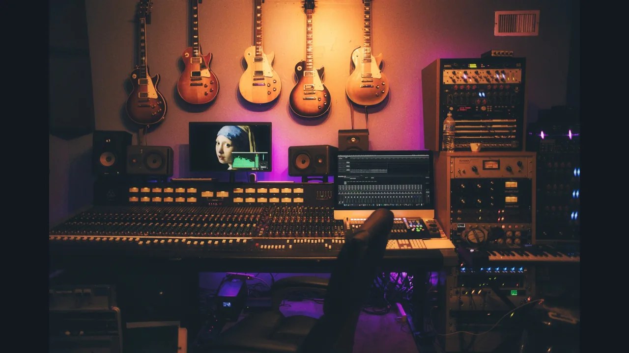 Instrumentos y equipo en un estudio de producción musical