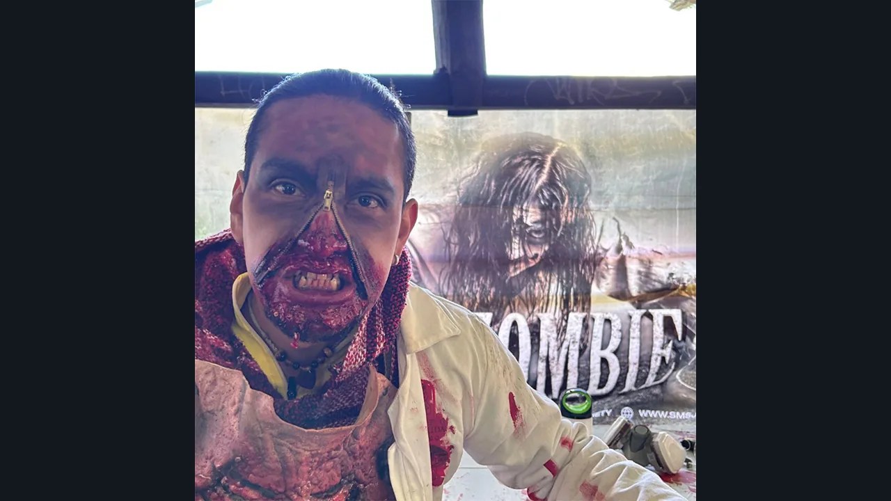 Actor caracterizado como zombie en Misión Zombie
