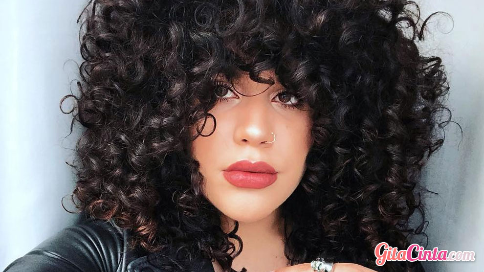 Model Rambut Ikal Pendek Untuk Wanita Berwajah Bulat