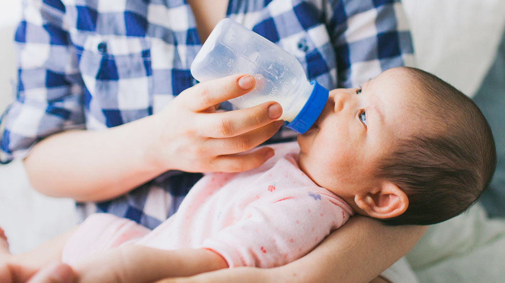 Bayi minum Susu Formula..