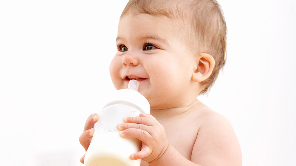 Bayi minum Susu Formula.