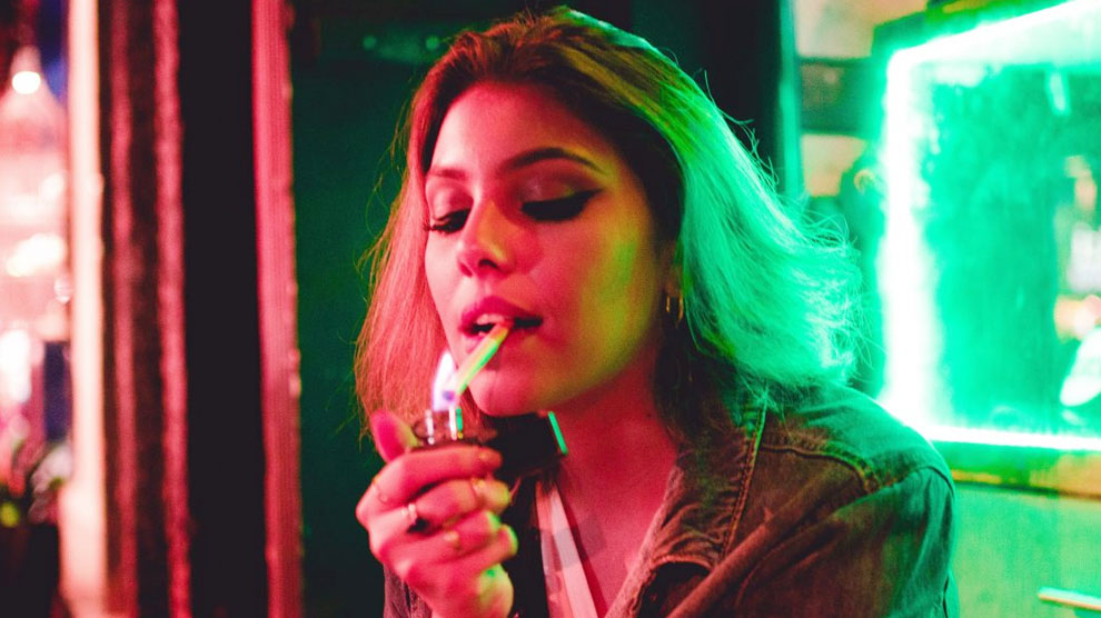 Wanita yang Kecanduan Rokok.