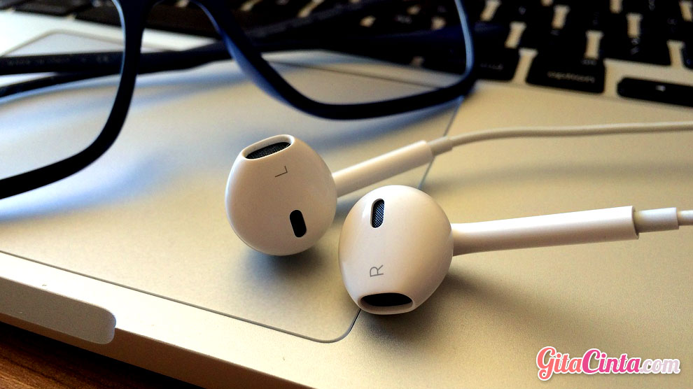 Tips Aman Menggunakan Headset Tanpa Merusak Pendengaran