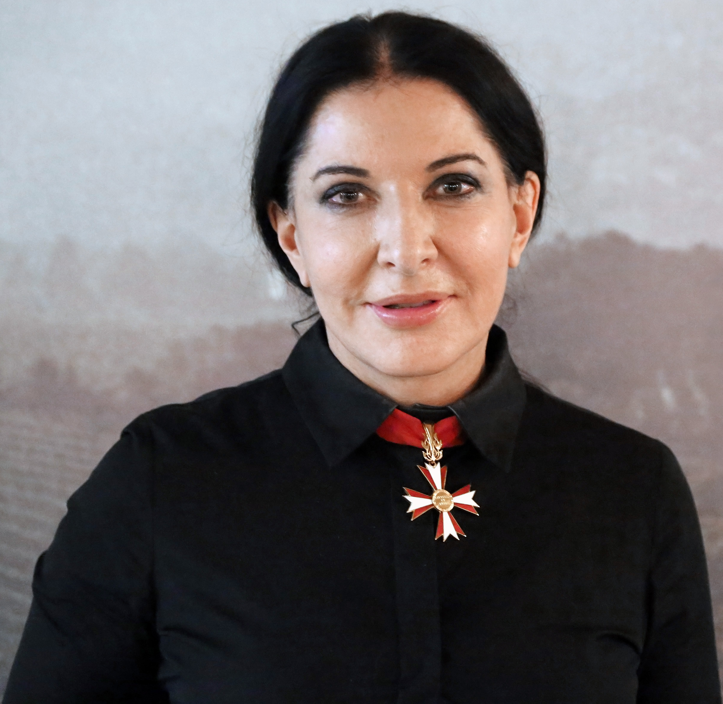 Marina Abramovic Cita The Hardest Thing Is To Do Something Which Is Close Frases De Famosos