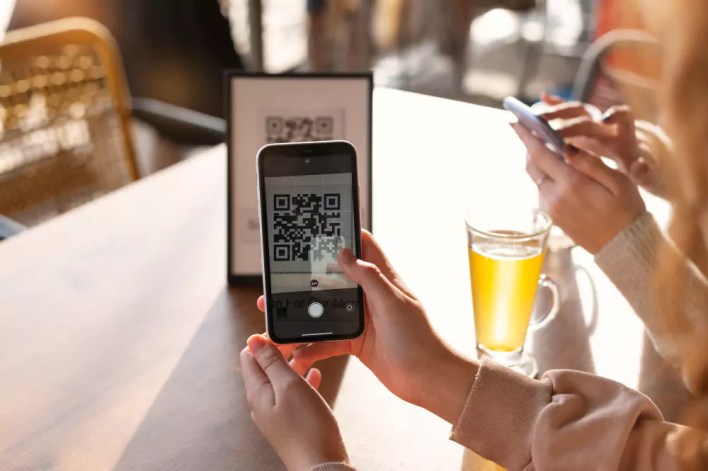 ilustrasi penggunaan QR Code atau QRIS sebagai alternatif pembayaran (freepik.com/freepik)