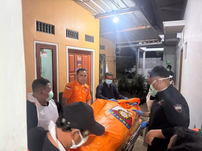  Proses evakuasi jenazah lansia yang meninggal di rumahnya. (Foto : Istimewa)