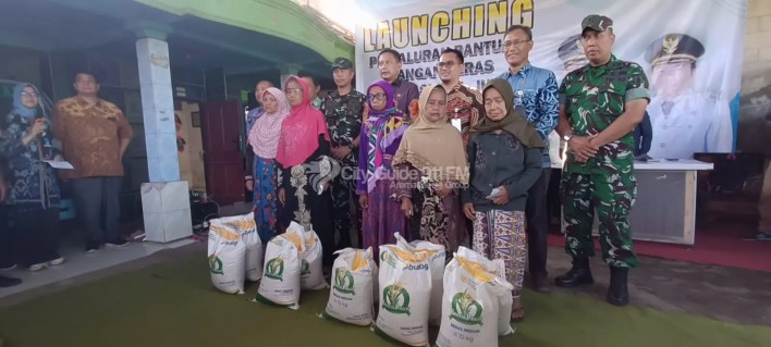 Wali Kota Malang Wahyu Hidayat menyerahkan bantuan beras secara simbolis di Kecamatan Kedungkandang. (Foto : Heri Prasetyo)