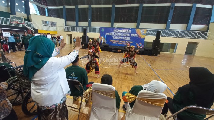 Momen Siti Muamanah Mariyam (baju putih) memberikan aba-aba pada penari Down Syndrome. (Foto : Asrur Rodzi)