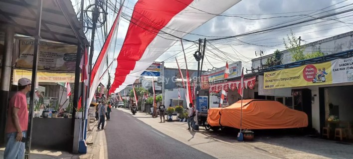 Bentangan merah putih di sepanjang Jalan Piranha Atas. (Foto : Heri Prasetyo)