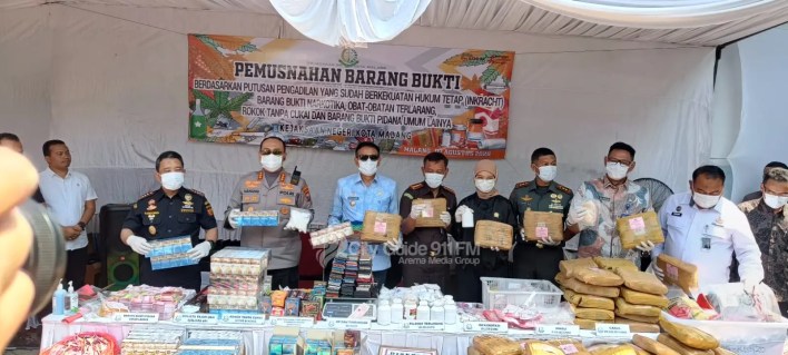Pemusnahan barang bukti Kejari Kota Malang. (Foto: Heri Prasetyo)