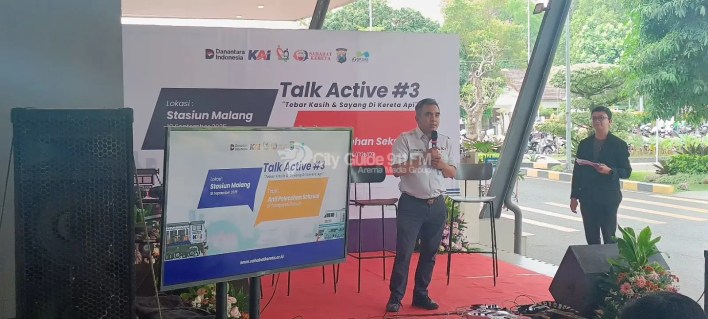 Manager Humas PT KAI Daop 8 Surabaya mengkampanyekan anti pelecehan seksual. (Foto: Heri Prasetyo)