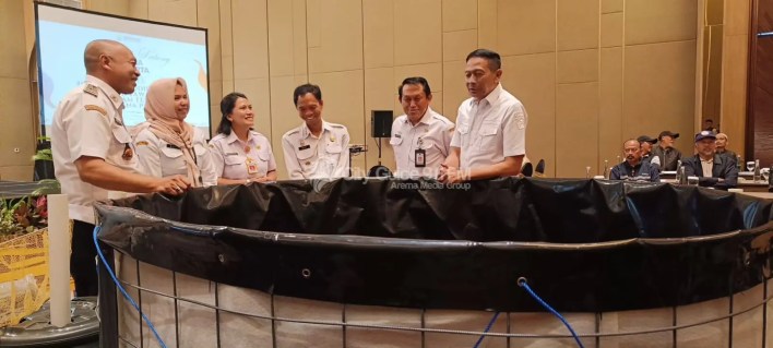 Wali Kota Malang Wahyu Hidayat menghadiri pelatihan budidaya ikan lele dalam ember. (Foto: Heri Prasetyo)
