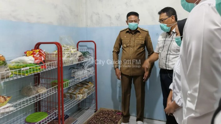 Wahyu melihat gudang SPPG di Kelurahan Buring, Kedungkandang. (Foto: Heri Prasetyo)